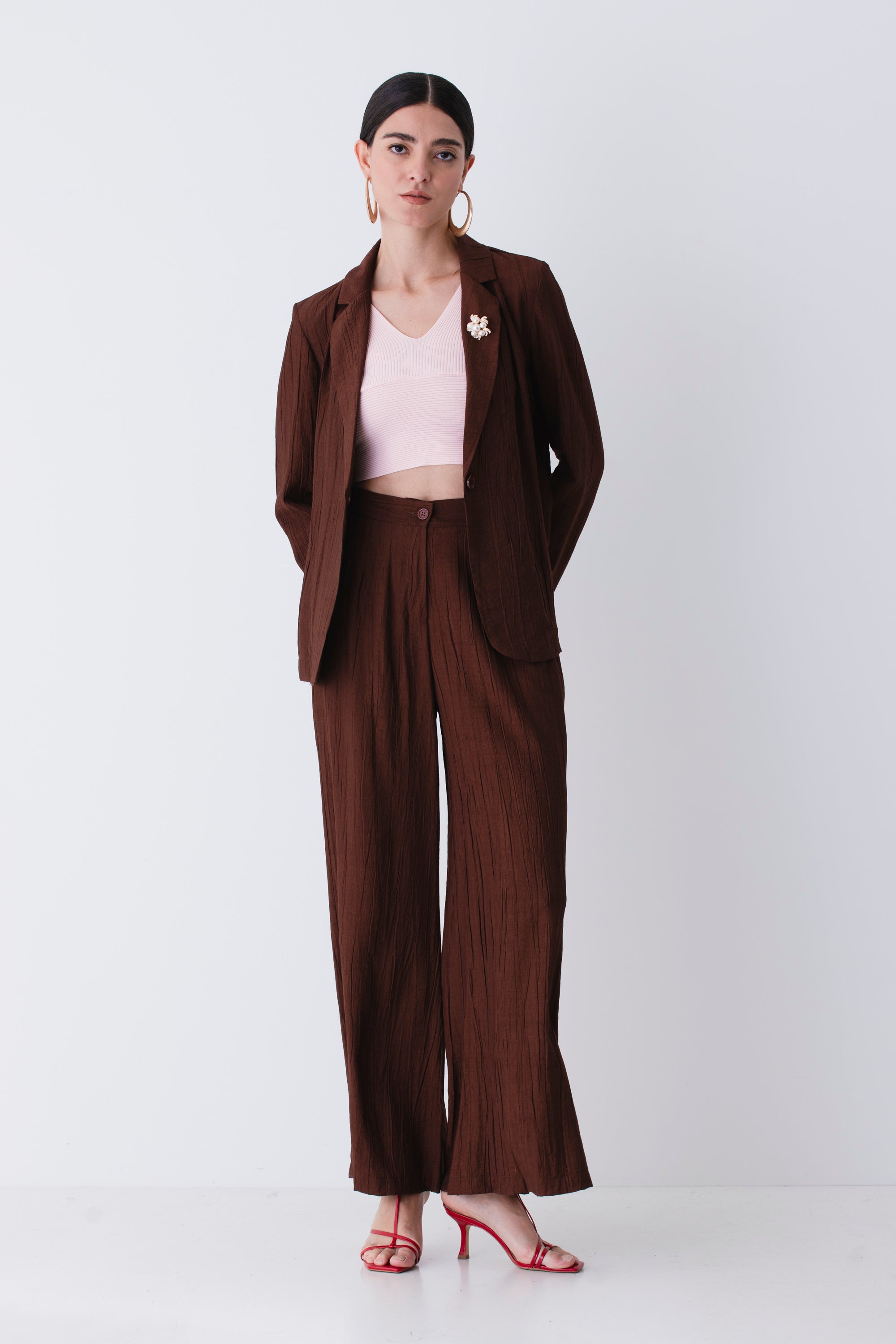 Blazer ad un petto in tessuto goffrato con spilla - PE25