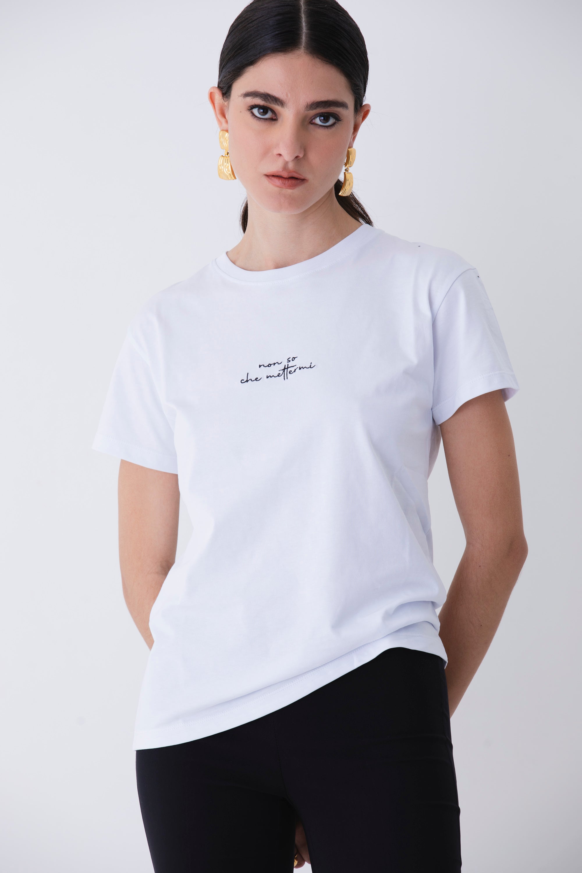 T-shirt ricamata con scritta in cotone - PE25