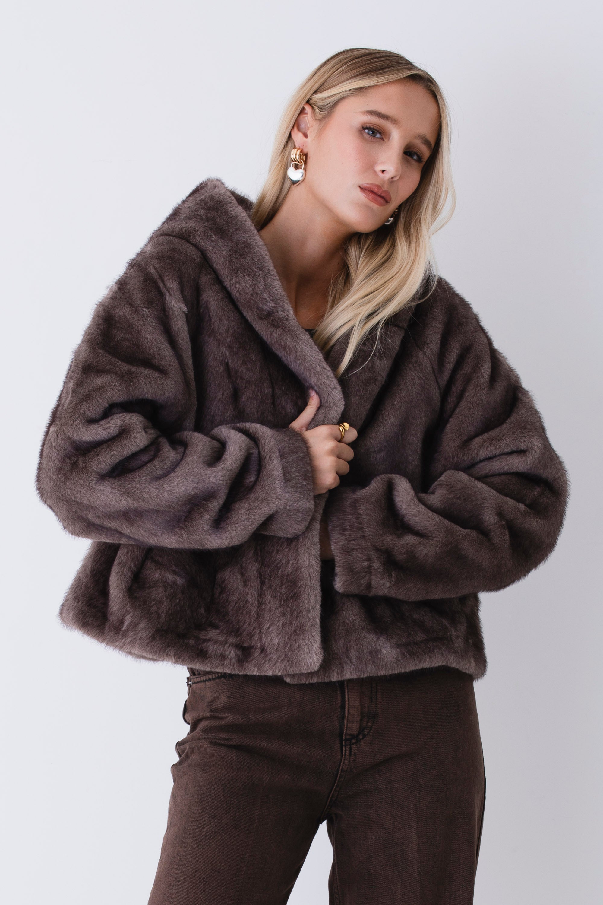 Giacca corta con cappuccio effetto pelliccia - FW26