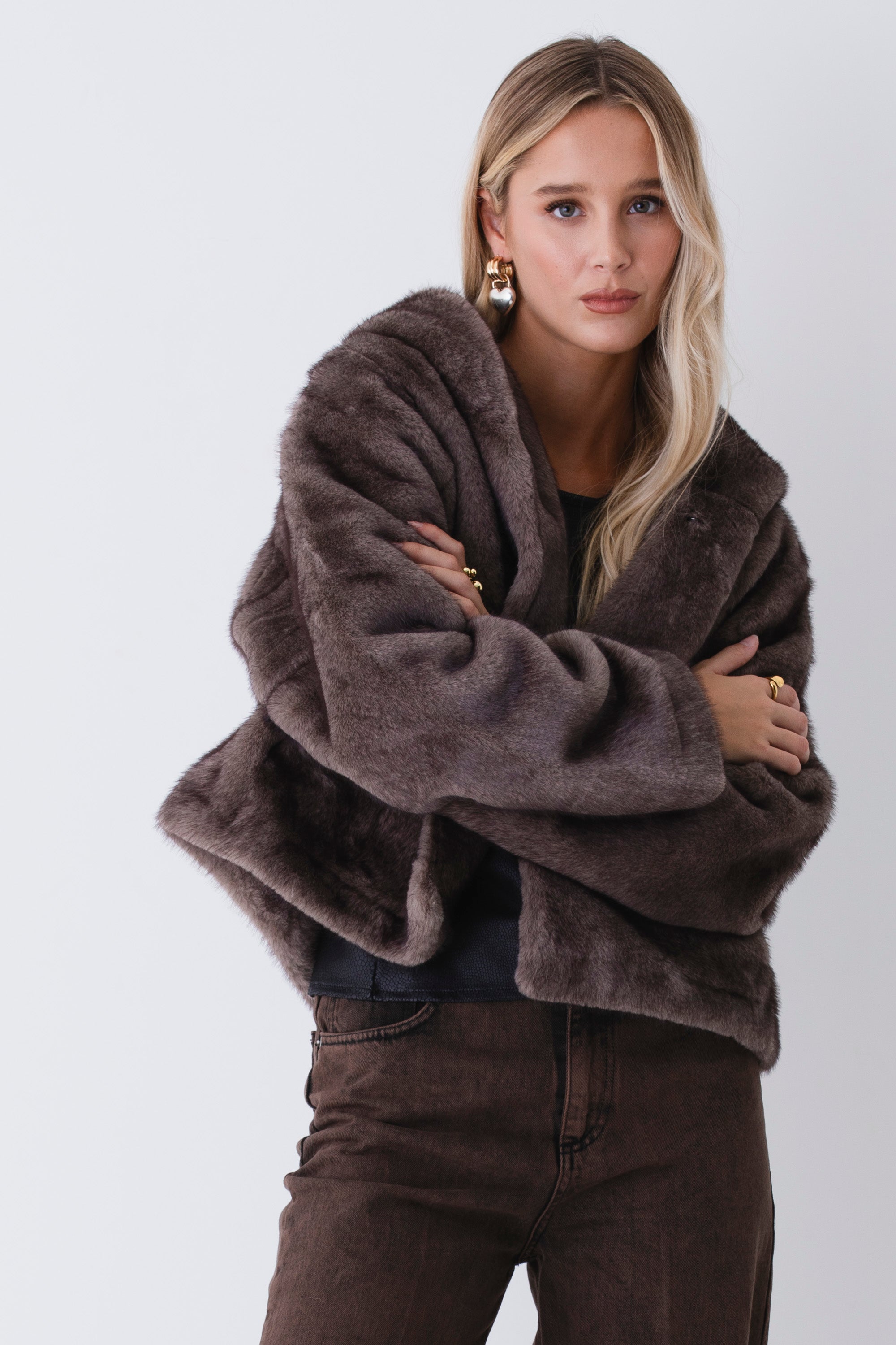Giacca corta con cappuccio effetto pelliccia - FW26