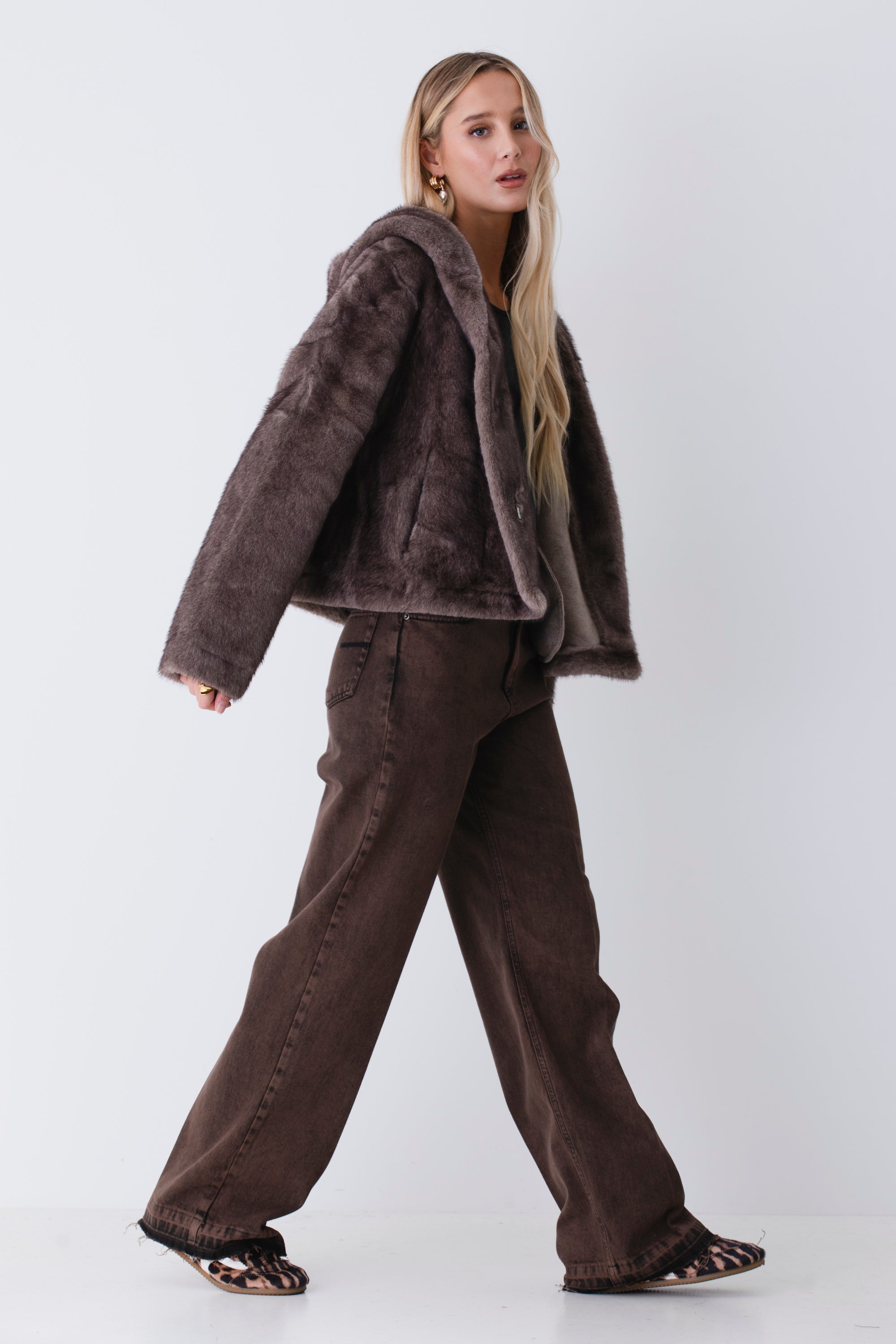 Giacca corta con cappuccio effetto pelliccia - FW26
