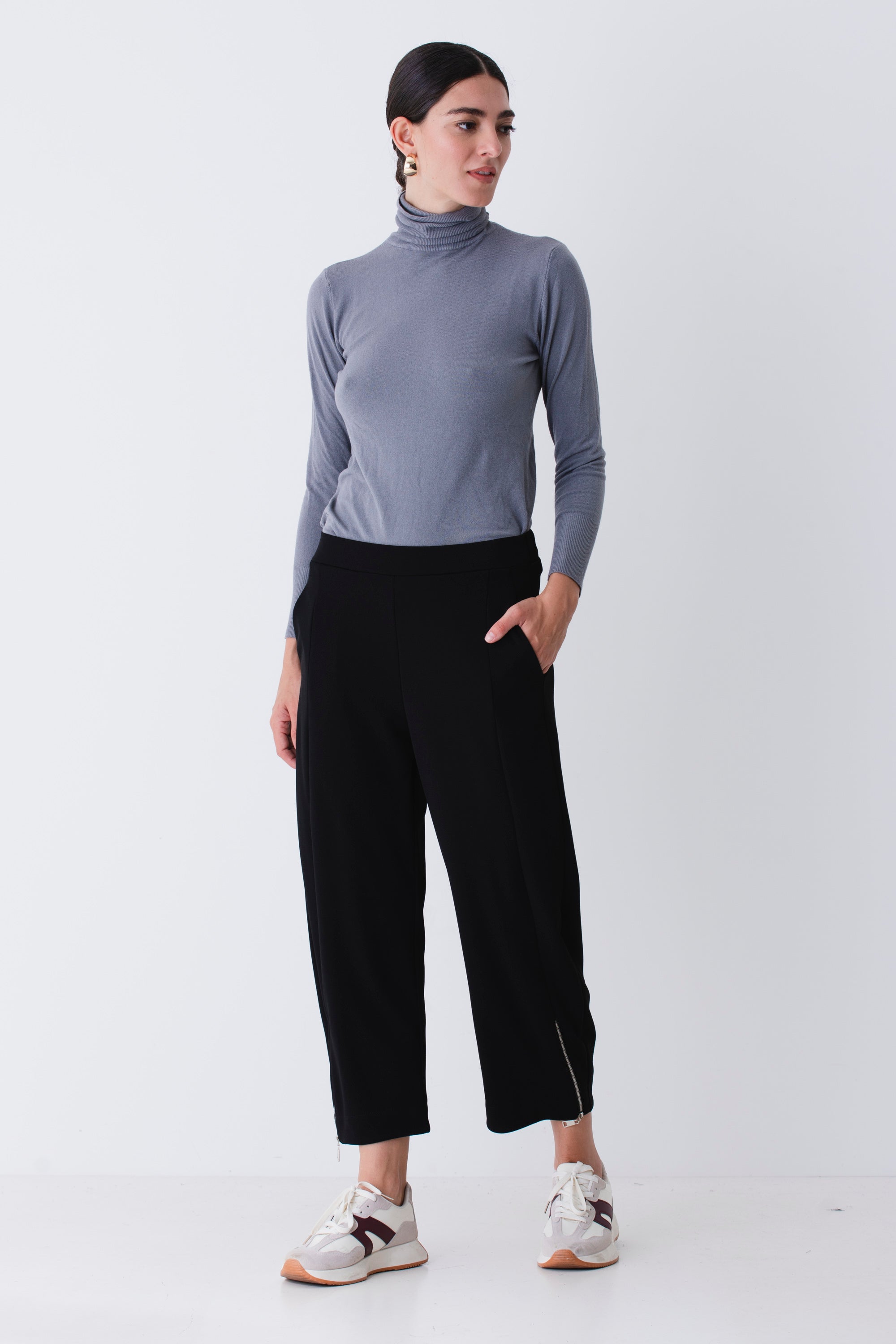Pantalone carrot in scuba crepe con cerniere - FW26