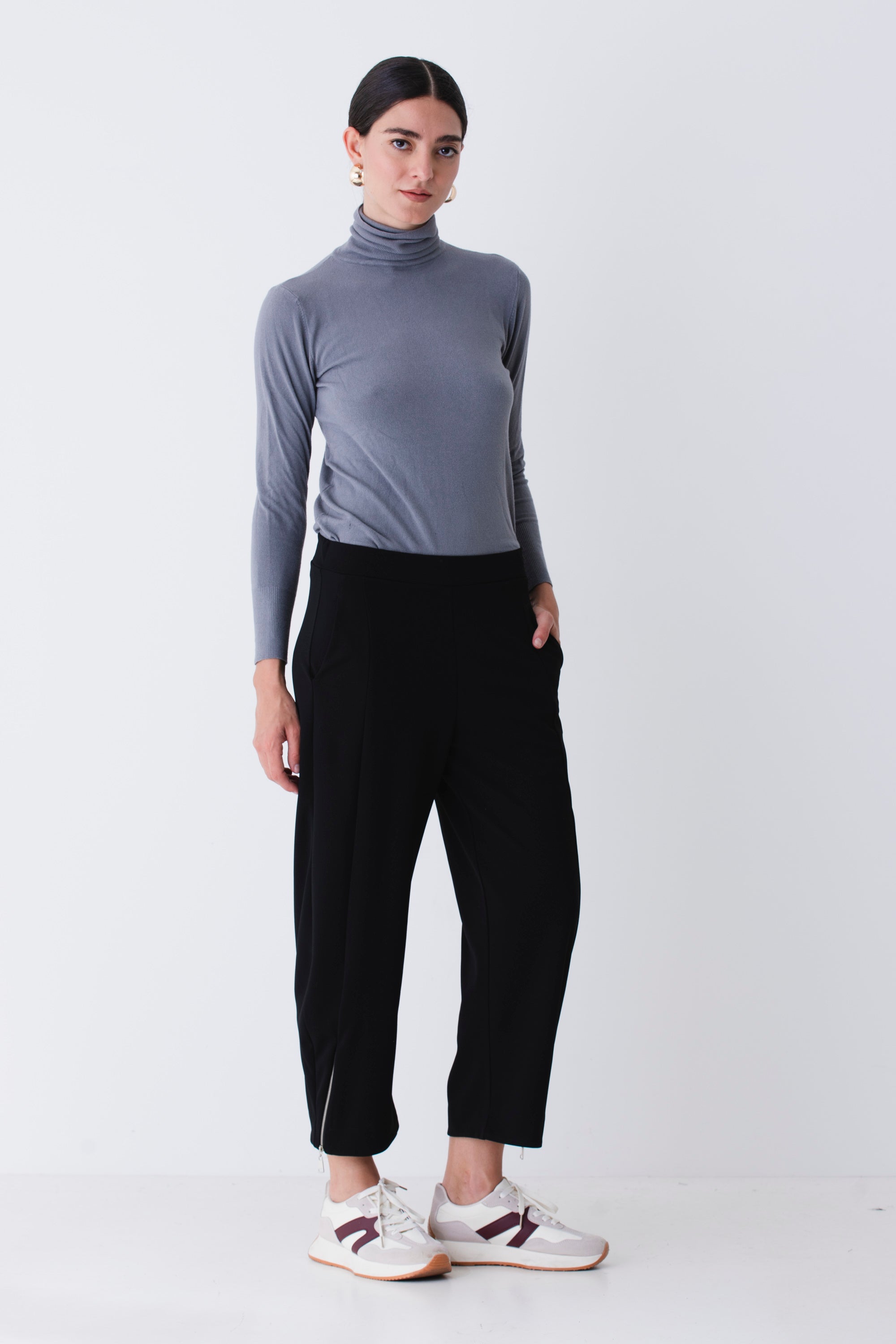 Pantalone carrot in scuba crepe con cerniere - FW26