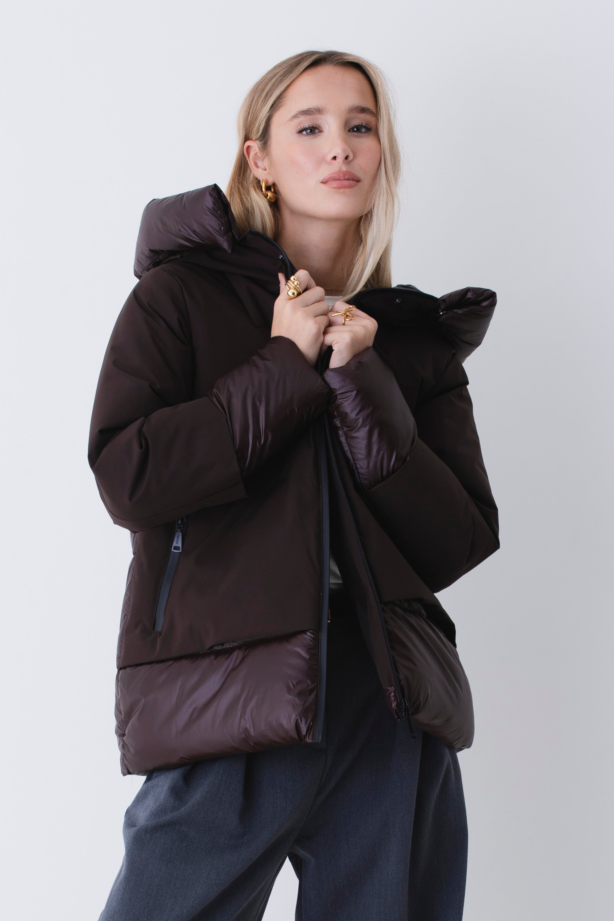 Piumino corto in nylon con inserti in tessuto imbottito lucido - FW26