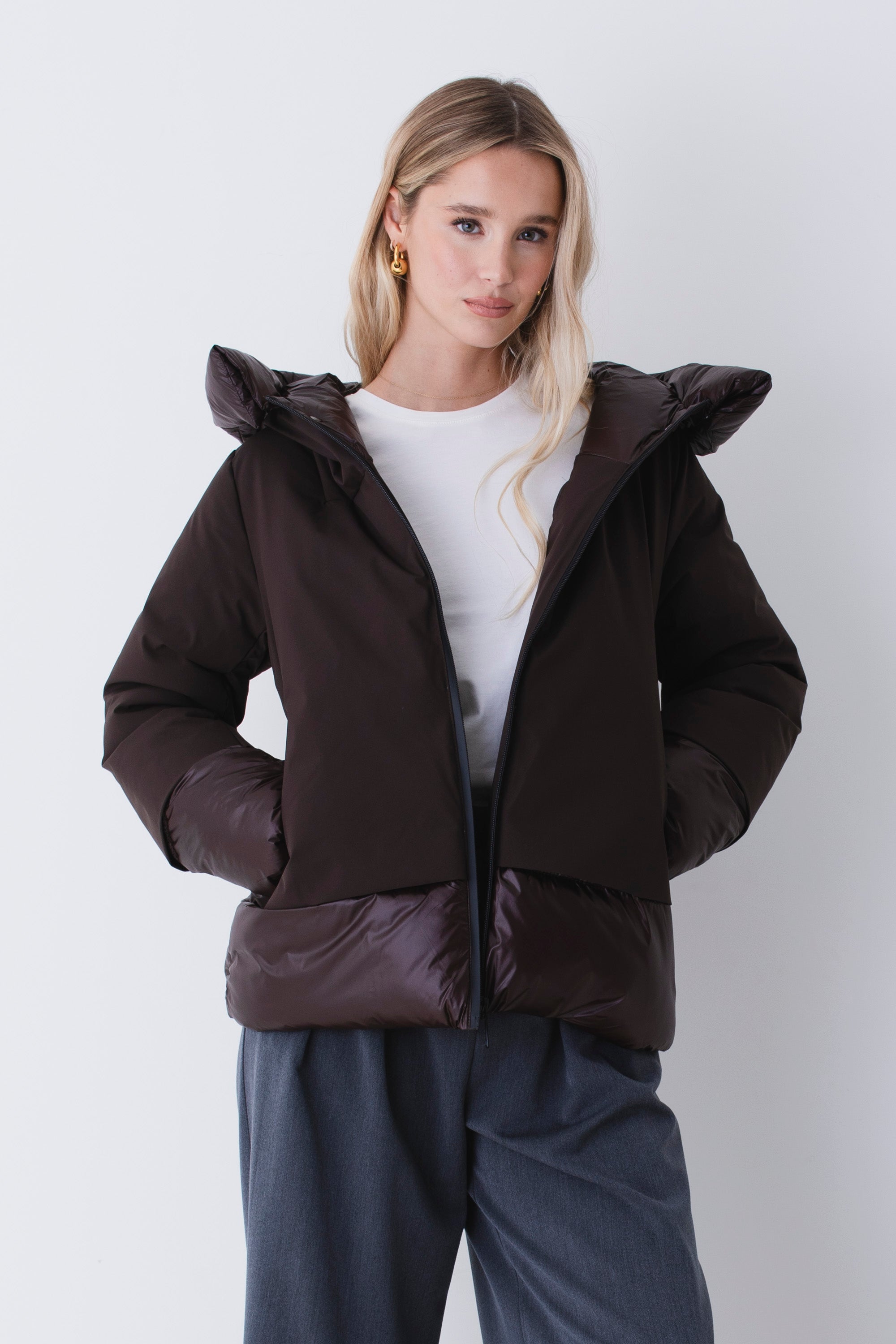 Piumino corto in nylon con inserti in tessuto imbottito lucido - FW26