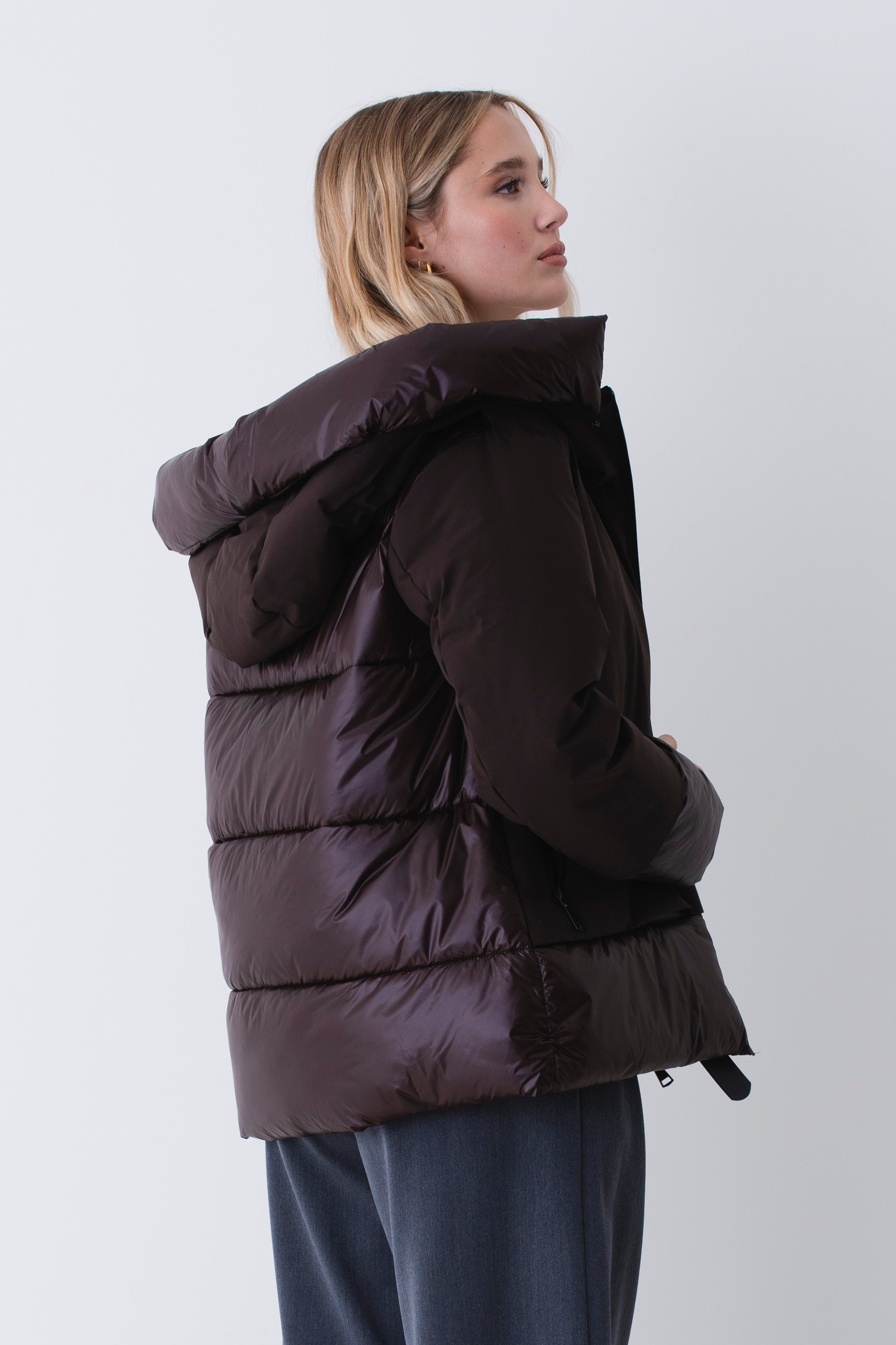 Piumino corto in nylon con inserti in tessuto imbottito lucido - FW26