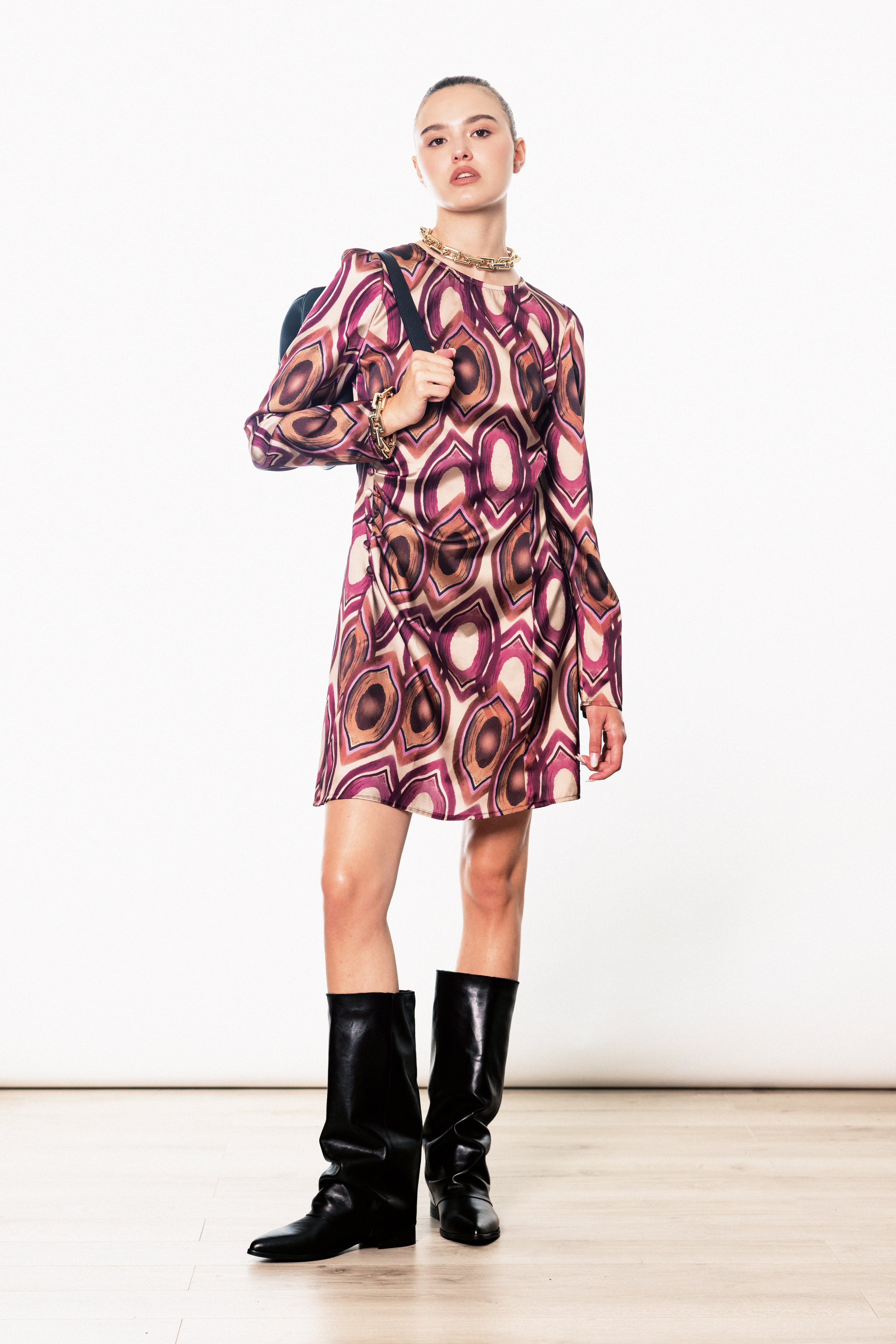Abito corto con drappeggio in raso fantasia geometrica - FW26