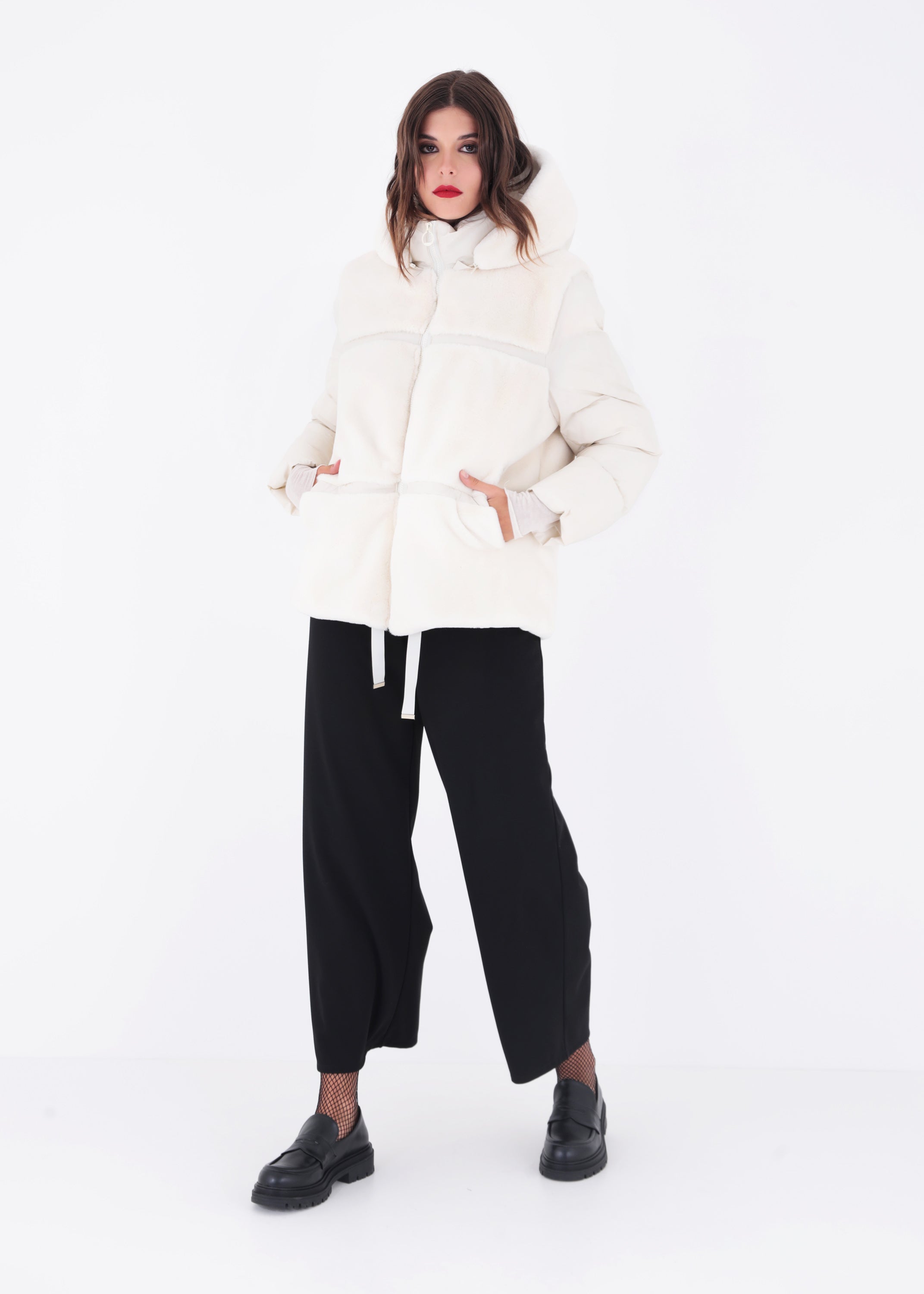 Piumino con cappuccio ed inserti in peluche - FW23