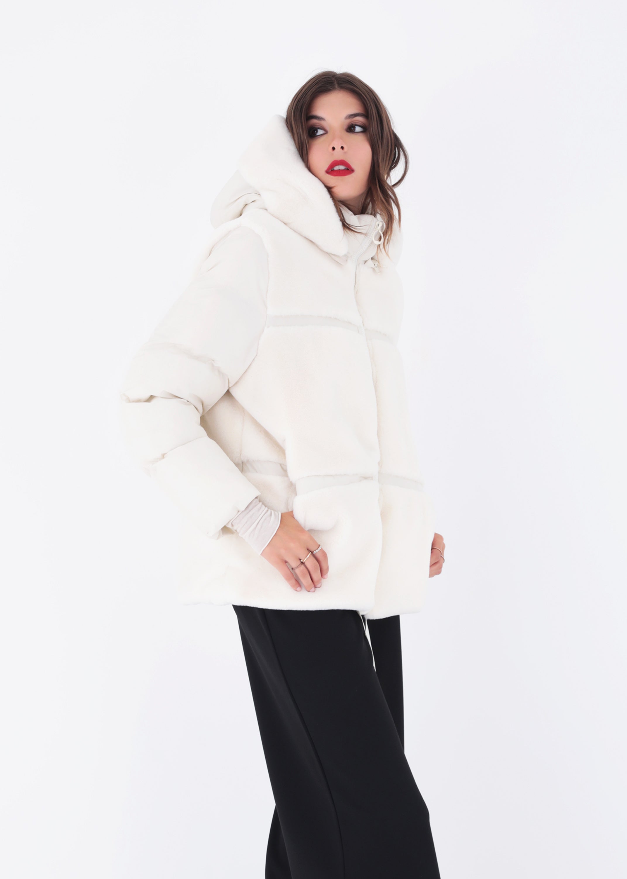 Piumino con cappuccio ed inserti in peluche - FW23