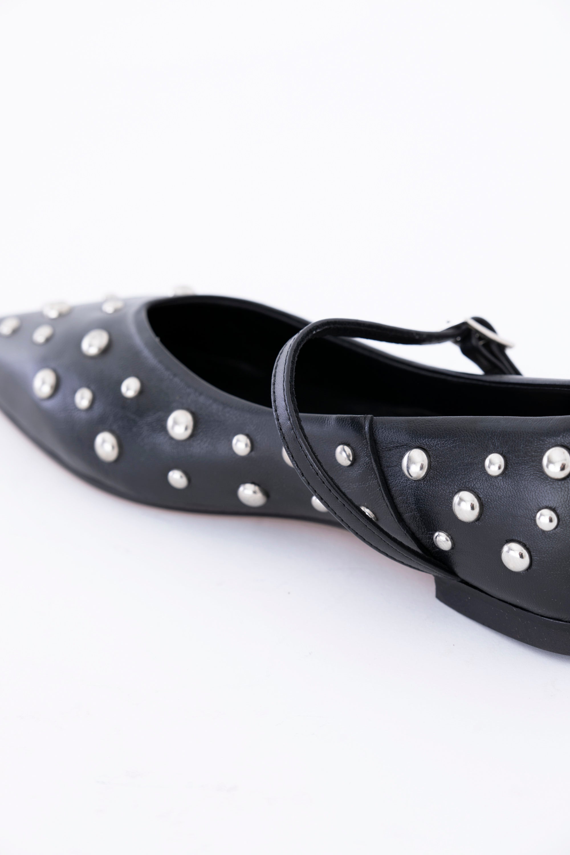 Ballerina in pelle con borchie applicate - PE25