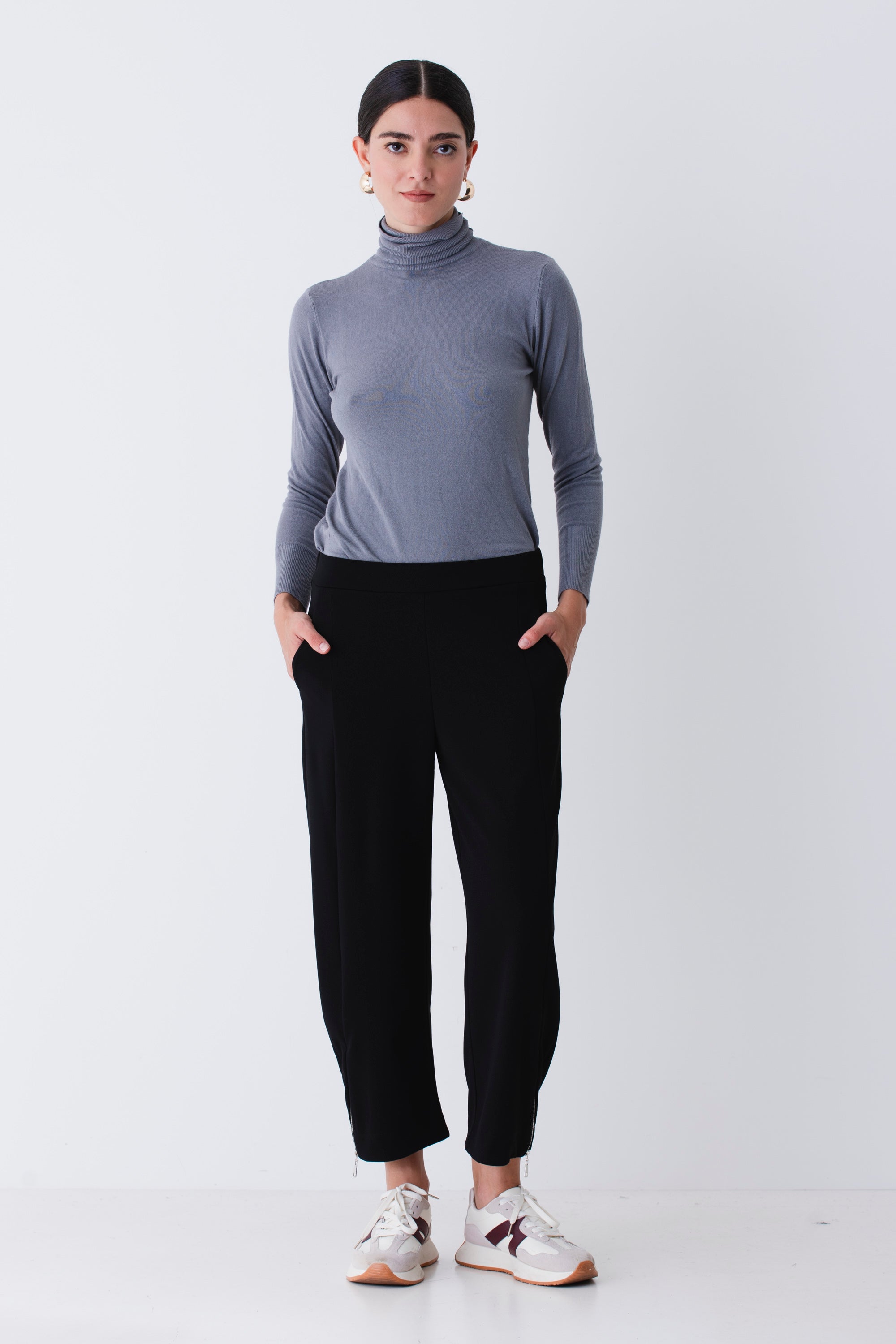 Pantalone carrot in scuba crepe con cerniere - FW26