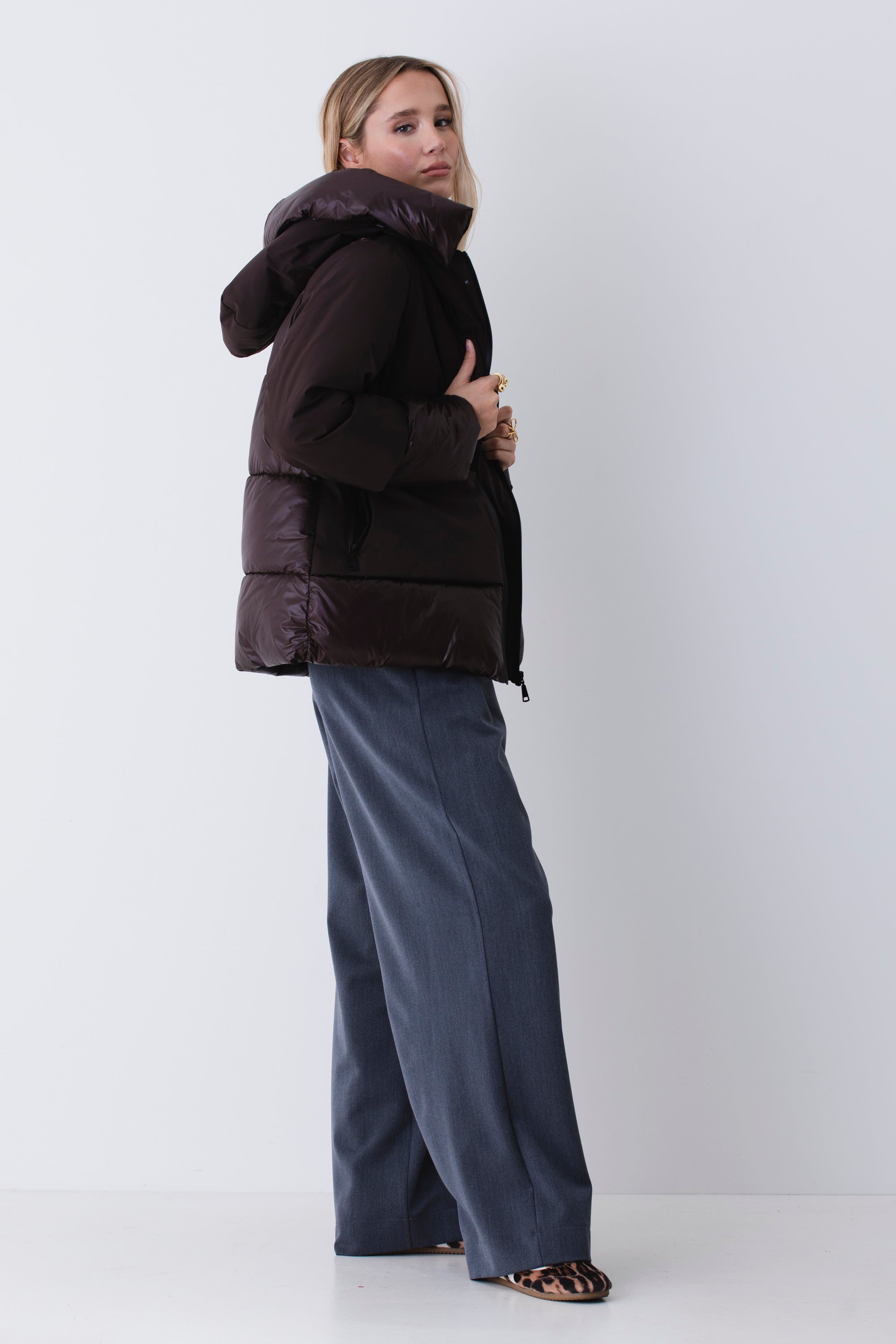 Piumino corto in nylon con inserti in tessuto imbottito lucido - FW26