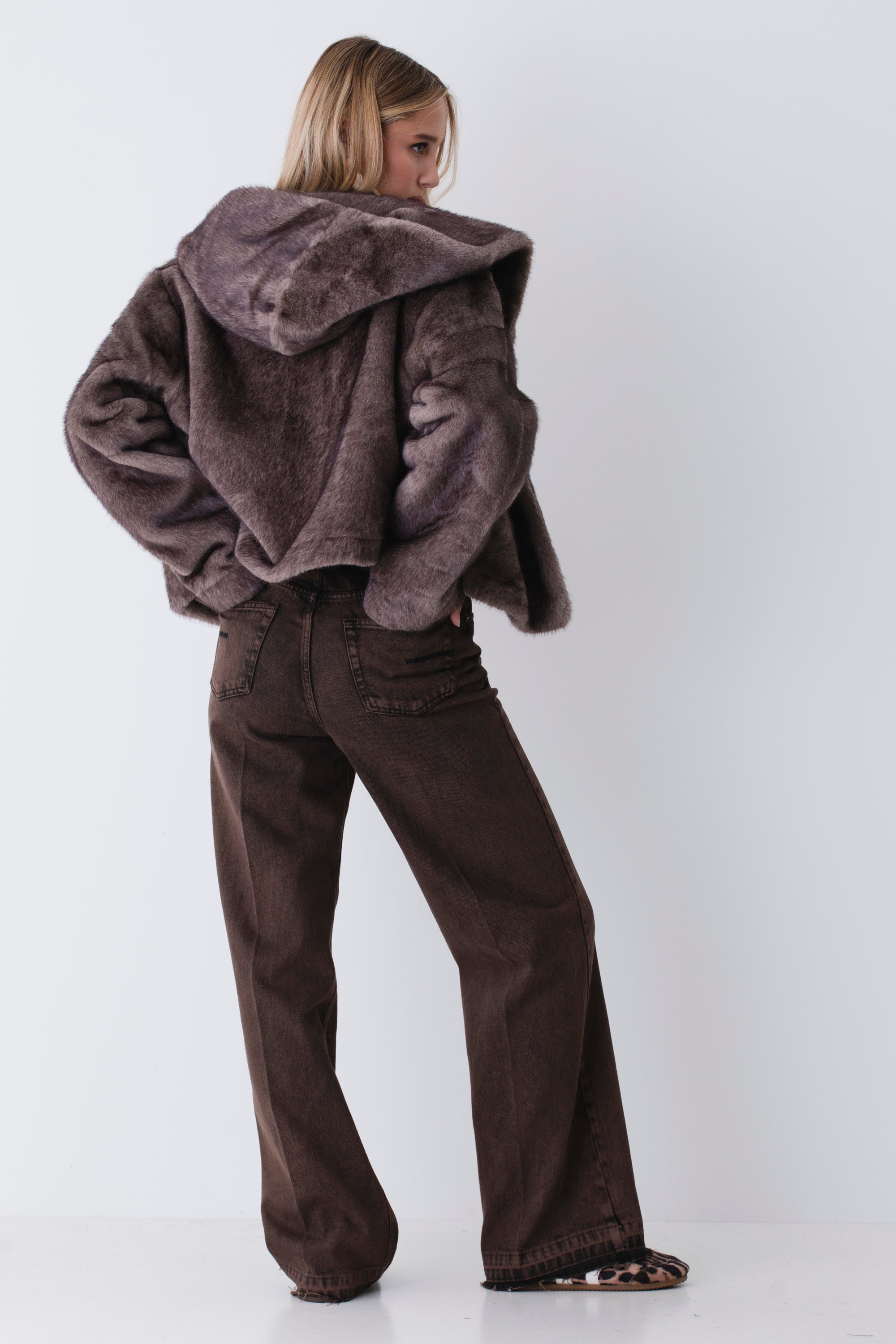 Giacca corta con cappuccio effetto pelliccia - FW26