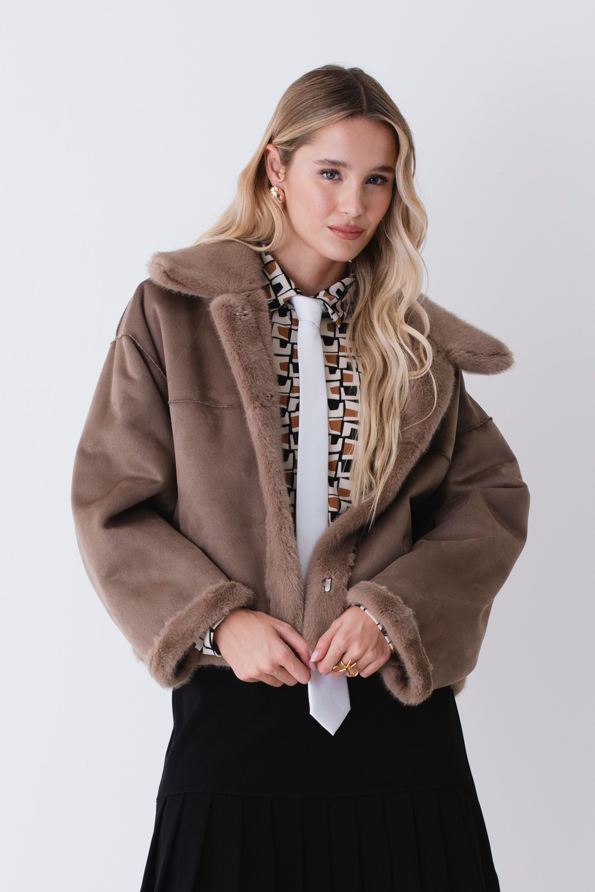 Giacca corta reversibile con colletto effetto pelliccia - FW26