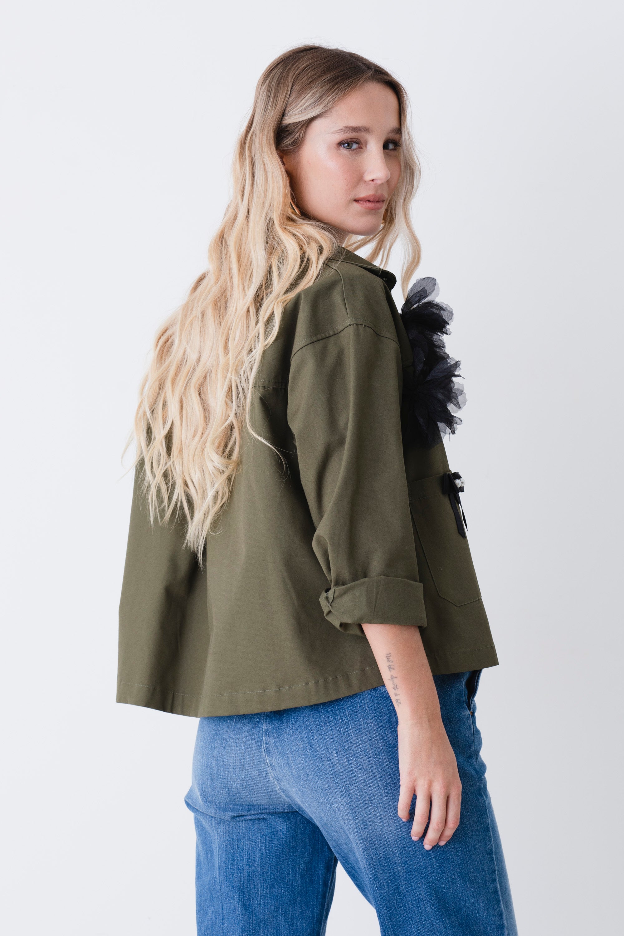 Giacca crop ad un petto in cotone con patchwork e applicazioni - PE26
