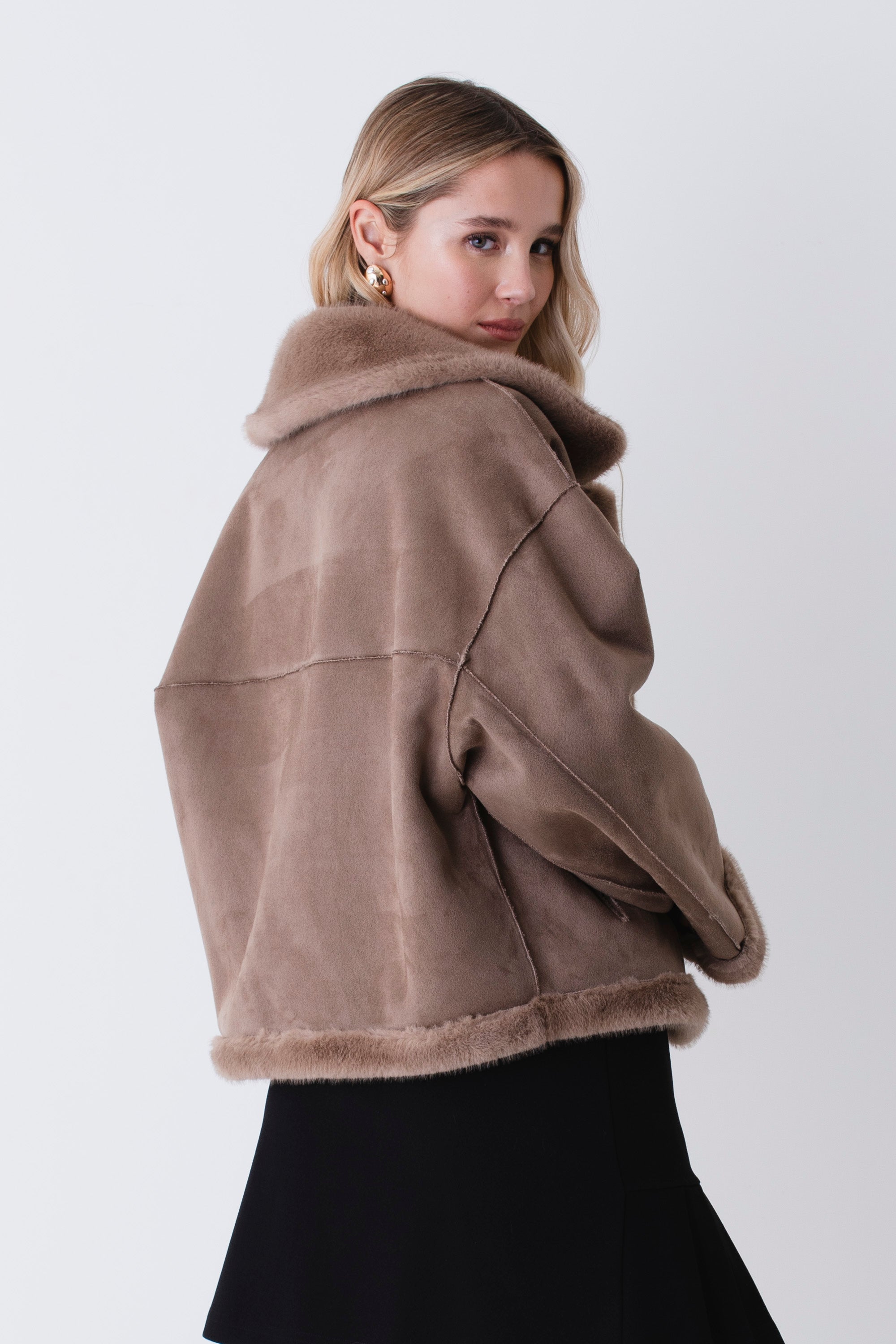 Giacca corta reversibile con colletto effetto pelliccia - FW26