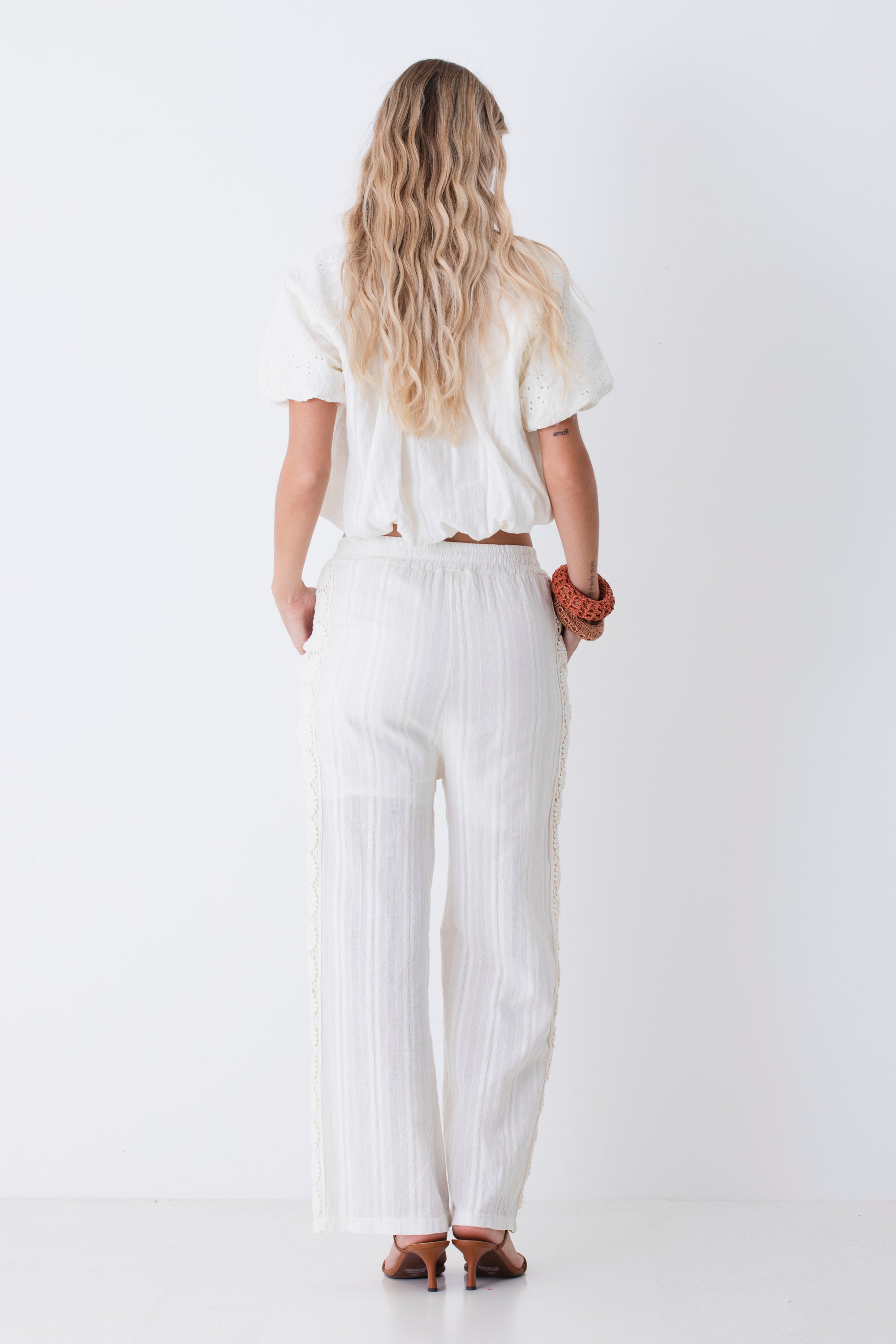 Pantalone palazzo con inserti in pizzo macramè - PE26