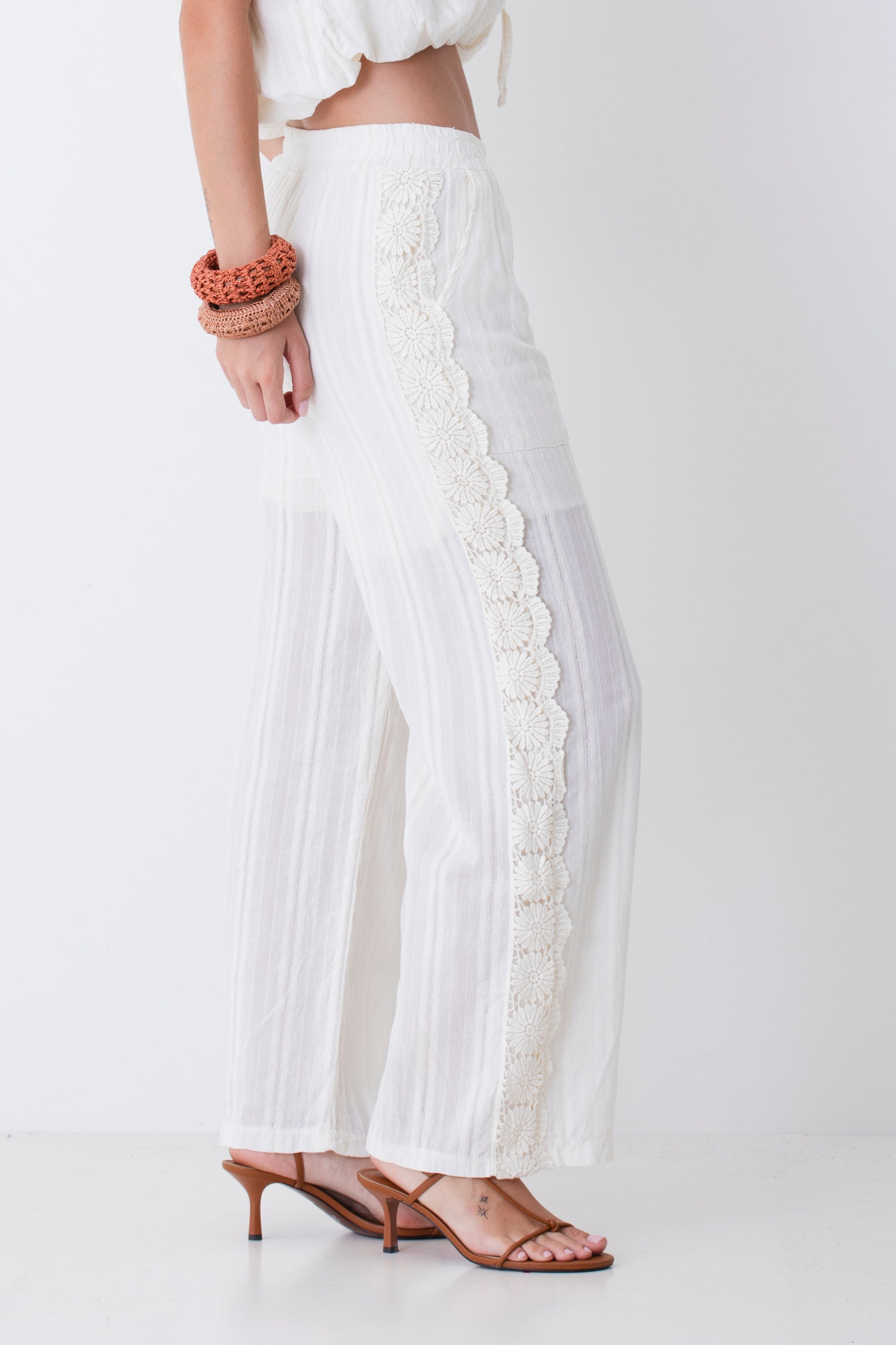 Pantalone palazzo con inserti in pizzo macramè - PE26