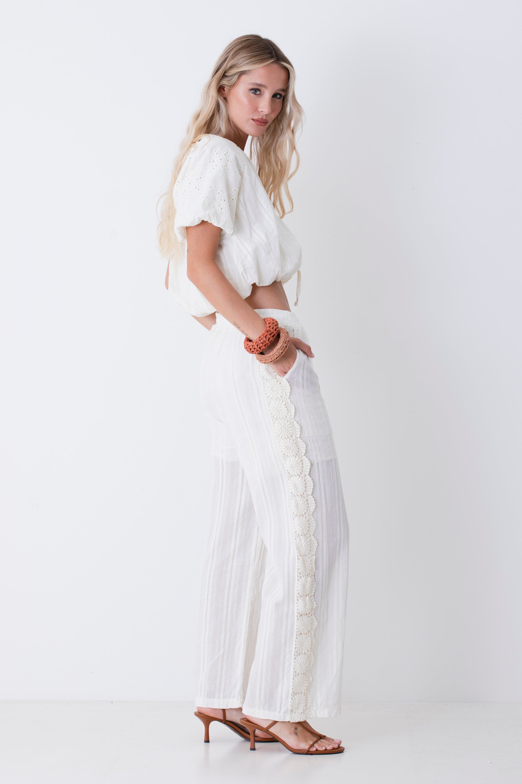 Blusa bohocon maniche in pizzo sangallo - PE26
